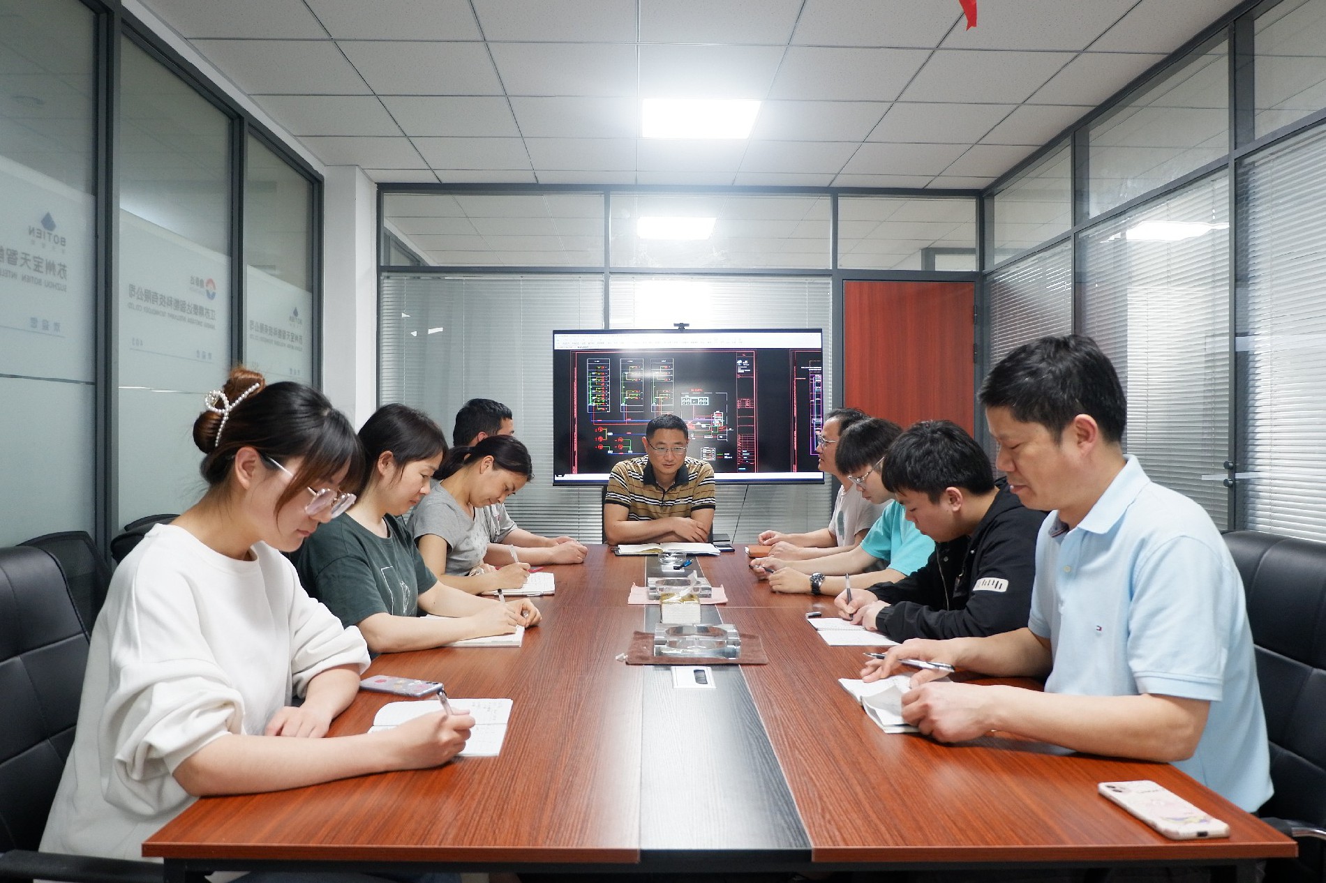 設(shè)計(jì)方案討論會(huì)議中